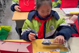 新学期长沙小学给学生送劳动大礼，有盆花、小铲等农具图片