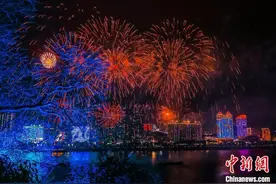 火树银花映春江 杭州富春江畔上演大型烟花秀图片