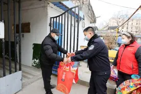 八年之约：“警察爸爸”与孩子们一起搓汤圆图片