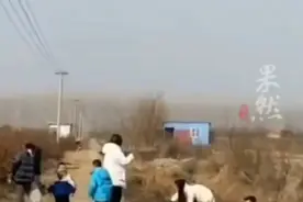 舅舅开三轮车带外甥们“踏春”，没想到车掉沟里，外甥们被摔惨图片