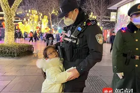 民警冬夜执勤，小朋友送来一个温暖的拥抱图片