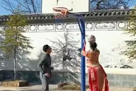 婚礼举行到一半新郎新娘去打球，网友：打篮球顺便结个婚图片