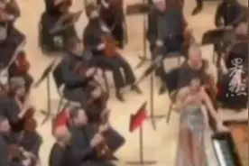 中国钢琴家王羽佳“登顶音乐珠峰”，指挥家雅尼克跪服图片