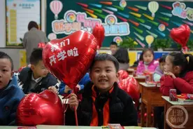 开学啦！老师们用满满爱意迎接孩子们归来图片