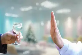 严禁工作日饮酒！人保财险内部禁酒令再引关注，监管早已明令禁酒图片