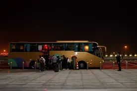 全面恢复内地与港澳人员往来首日，首批自香港入境旅客抵珠图片