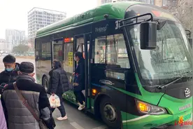 成都首批次11条“响应停靠公交”上线！记者体验：有的线路可少停靠5站图片