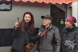 80岁环游中国来到杭州的山东老夫妻，逛了西湖，看到了烟花，还通过快报直播间和网友面对面图片