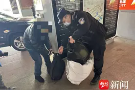 聋哑女孩遗失了两件行李，特警队员用手机打字交流后帮她找回图片