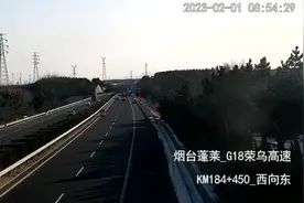 视频 | 很危险！爷爷开三轮拉孙子兜风  不慎闯入高速路图片