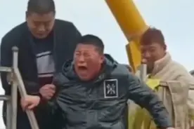 男子坐海盗船被吓得嗷嗷大哭，下来的时候路都走不稳了图片