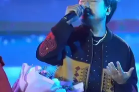 一个太投入，一个很执着，海来阿木闭眼沉浸式唱歌图片