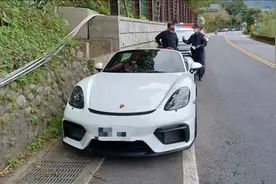 男子驾百万跑车街头耍帅 车牌竟是购物网站买来图片