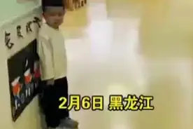 爸爸去幼儿园开新生家长会，遇到了在门口做迎宾的儿子图片