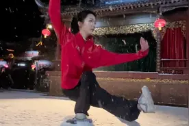 飒！00后女生雪中打太极行云流水图片