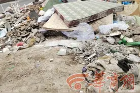 西安新安路海伦国际路边垃圾堆放许久未清理 越堆越多影响周围环境卫生图片