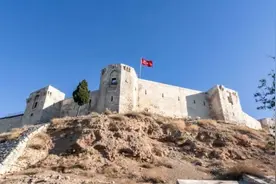 土耳其千年古堡因地震倒塌，曾被认为是“土耳其保存最完好的城堡之一”图片