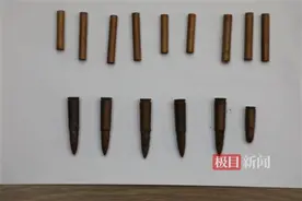 老屋床底下发现雷管、子弹，上交！图片