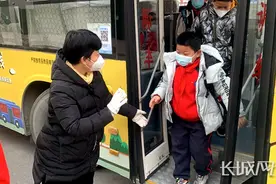 河北石家庄：开学季！小学生上下学免费乘公交图片