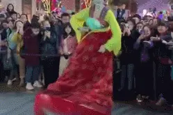 还记得西安的不倒翁小姐姐吗？她被指生娃后颜值不再！本人回应图片