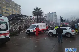 连线：新华社记者直击土耳其强震灾区现场图片