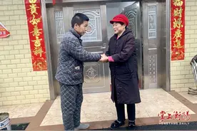 你文明，我点赞丨两萌娃车流中乱窜，“兵哥哥”暖心抱起图片