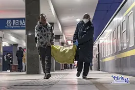 过节长胖的原因，在火车站找到了！图片