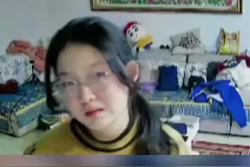 单亲家庭女孩放学回家，发现妈妈已外出务工，对着监控痛哭流泪：妈妈，你刚走我就想你了图片