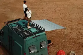 90后夫妻裸辞高薪工作，带着5只猫开房车环游全国图片