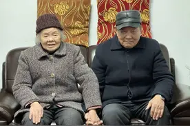 何其有幸，和你牵手直到90岁！杭州九旬老夫妻手牵手小区散步，网友：向往的爱情图片