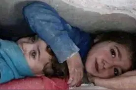 在地震废墟中保护弟弟36小时，那位叙利亚7岁小姐姐被救出来了图片