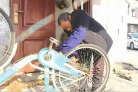 便民修车点20年不涨价 店主身残志坚立“三不要”规矩图片