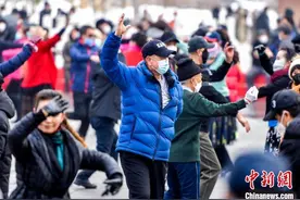 乌鲁木齐人民公园里的麦西来甫舞会图片