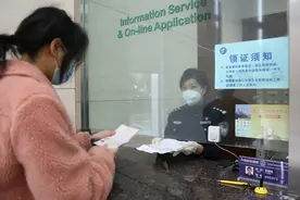 特事特办加急拿到护照，这位救援队员今晚登上赴土耳其航班图片