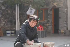 陕西镇坪美食：洋芋粑粑炒腊肉图片