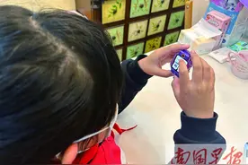 儿童电话手表“手机化”引担忧！专家建议，家长放下手机多陪陪孩子图片