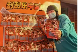 果然视频丨潍坊女孩抽中刮刮乐随便刮，1小时刮出8760元图片