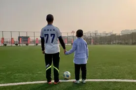 爷孙三代痴爱足球，钟祥绿茵场传出一段佳话图片