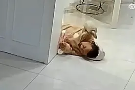 孩子摔倒爸爸上前扶结果把娃踢飞，孩子：后脑勺不疼，爸爸踢那一脚好疼图片