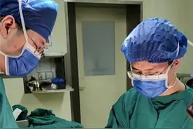 六旬老人一天排尿28次，医生为她装上膀胱起搏器图片