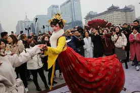 “不倒翁小姐姐”生娃后显老态？别再炮制“生育焦虑”图片