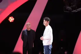 一面说爆梗，一面聊爱情 他是《非诚勿扰》舞台上的何广智图片