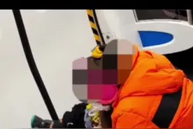 老人带孙在地铁车厢内小便！工作人员：每个站点均配有洗手间图片