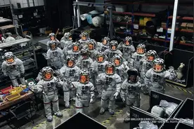 1套宇航服由1000多个软硬件组成！ 海报新闻实地探访《流浪地球2》实体特效工作室图片