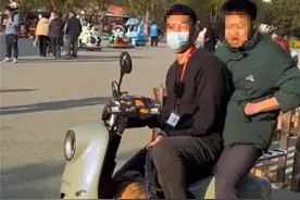 傻眼！广西两男子骑电驴遛老虎？图片