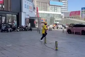 外卖小哥开百万豪车送外卖 当事人：车是家人的 自己一天打三份工图片