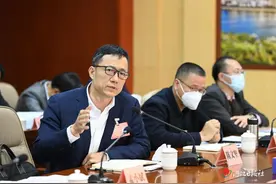 各抒己见 气氛热烈图片