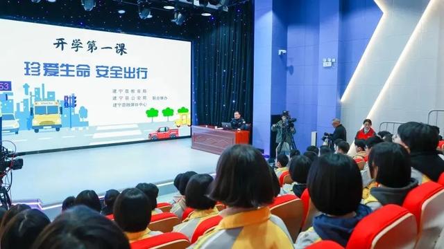 福建各地交警冲刺首季交通安全宣传“开门红”