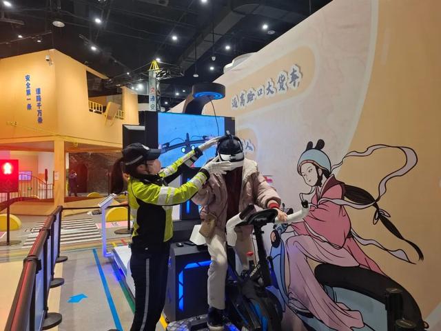 福建各地交警冲刺首季交通安全宣传“开门红”
