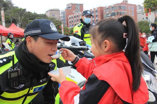福建各地交警冲刺首季交通安全宣传“开门红”